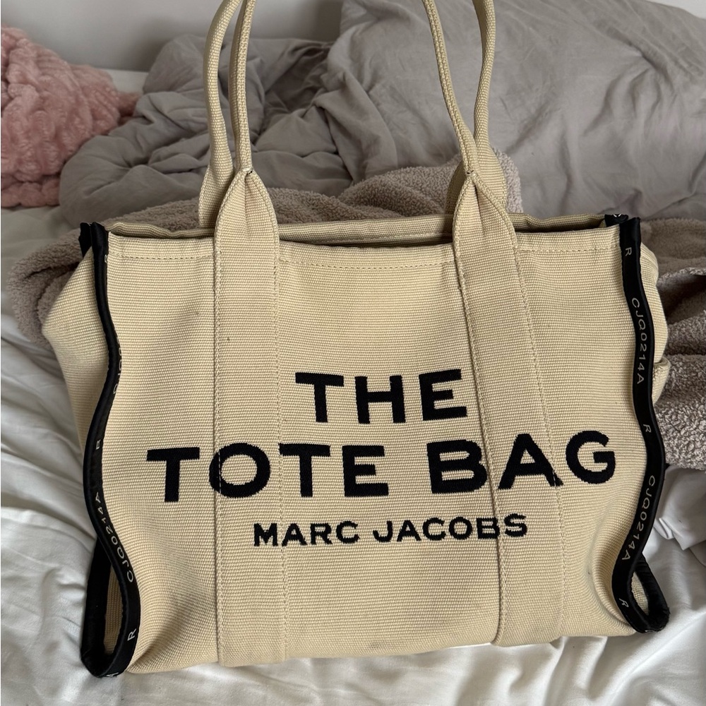 Marc Jacobs The Tote Bag large in beige with black outline
